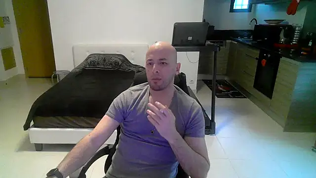 ALi_084: διαδικτυακό σόου στην κάμερα