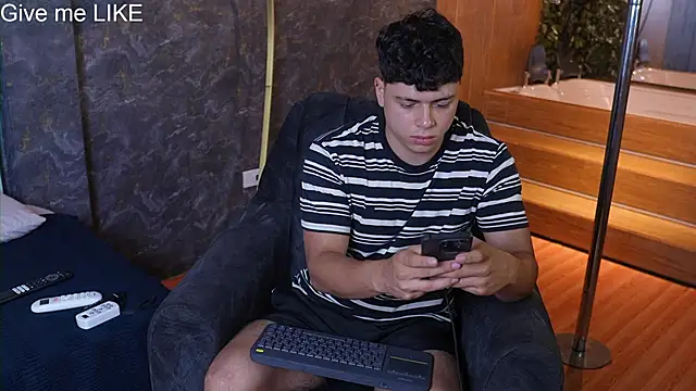 Show modela Ethan_occonor na web-kameri