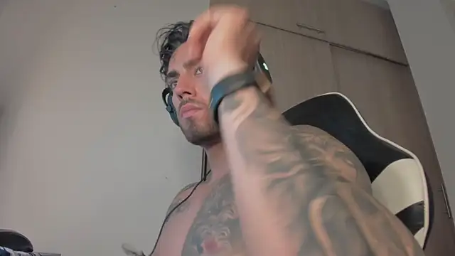 Axel__Blaze Adlı Modelin Canlı XXX Sohbeti