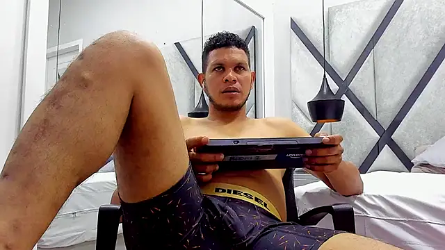 Chat +18 de NohaBrooks ao vivo