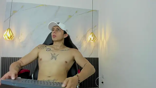 JeyTeylor: διαδικτυακό σόου στην κάμερα