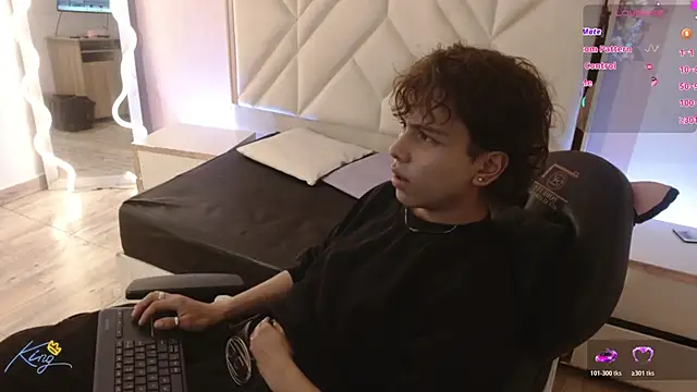 Elian_tay: διαδικτυακό σόου στην κάμερα