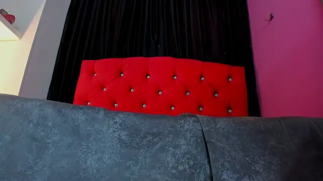 Chatroom XXX en direct de ScarletBigTitties