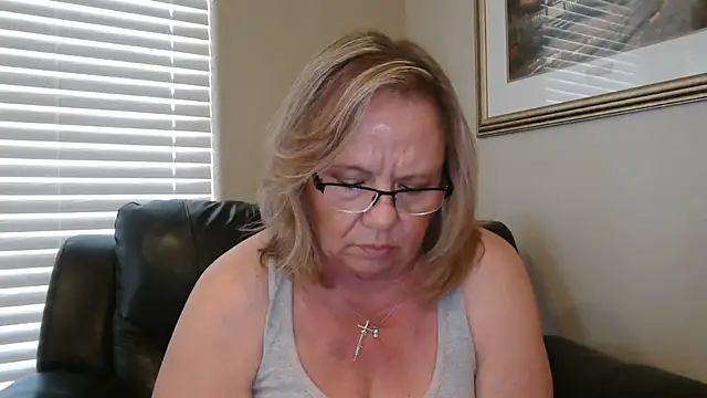 BustyAnnie Show in webcam