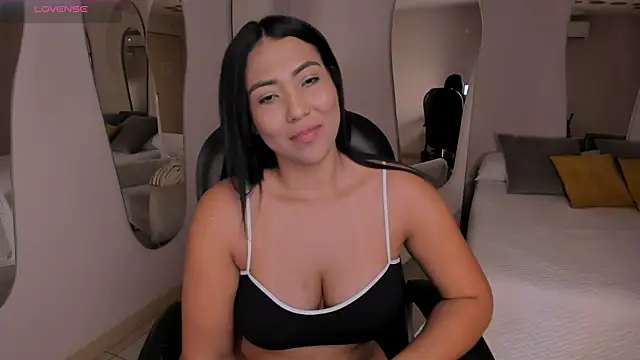 NatalieLewis' Live XXX Chat