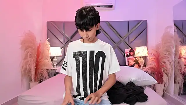 Milan_LewisS Webcam show