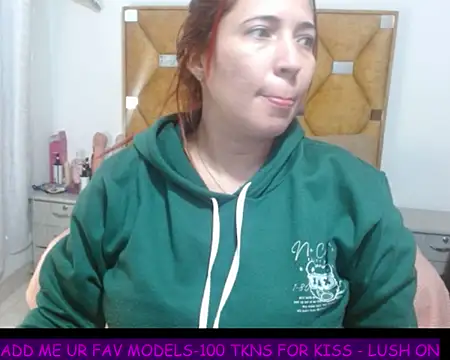 LITTLEKITTY19: διαδικτυακό σόου στην κάμερα