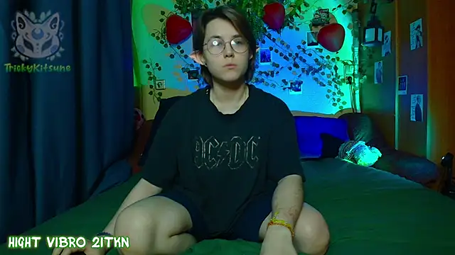 แชท XXX สดของ TrickyKitsune