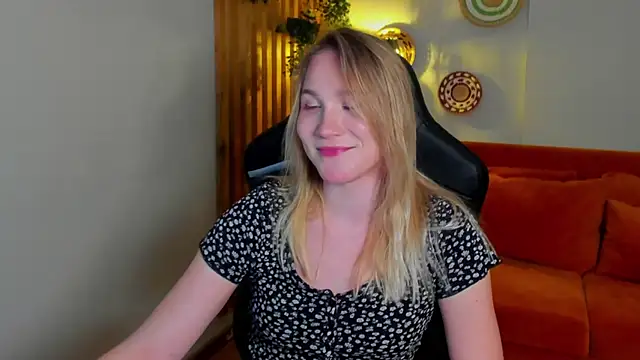 ElaraVoltage Adlı Modelin Canlı XXX Sohbeti