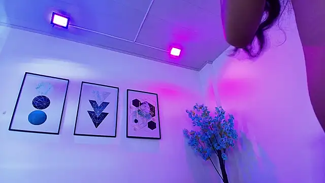 Maddie_T18 Live XXX-Chat