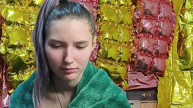 _kikiclark__ Adlı Modelin Canlı XXX Sohbeti