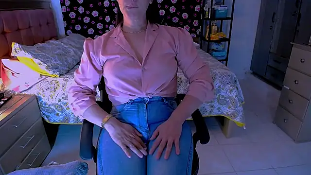 BitterMomXxx's Live XXX Chat