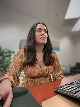 YourQueen18のライブXXXチャット