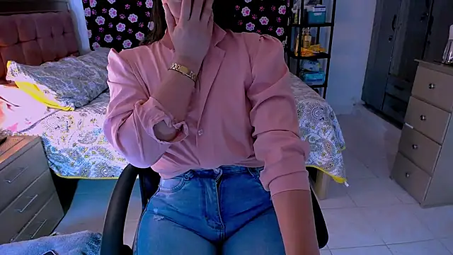 BitterMomXxx Adlı Modelin Canlı XXX Sohbeti