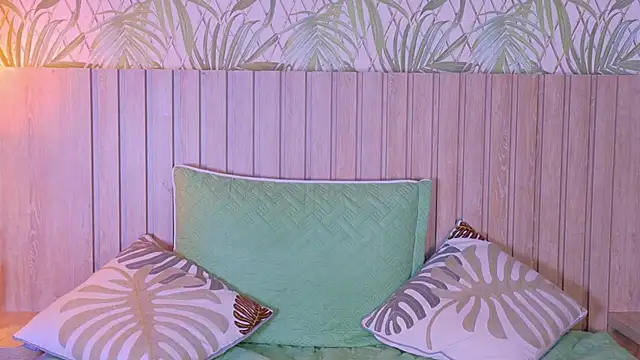 Mikavelvet08 webcam show