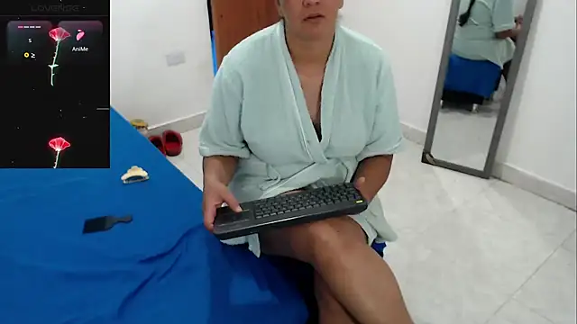 LAURA_Foxht Adlı Modelin Canlı XXX Sohbeti