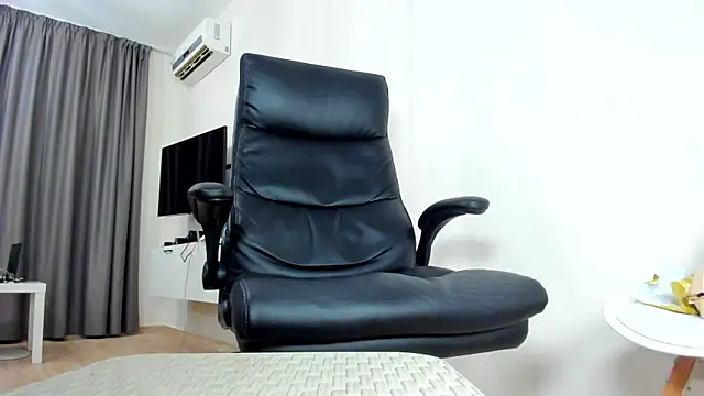 Show modela Findom_guy na web-kameri