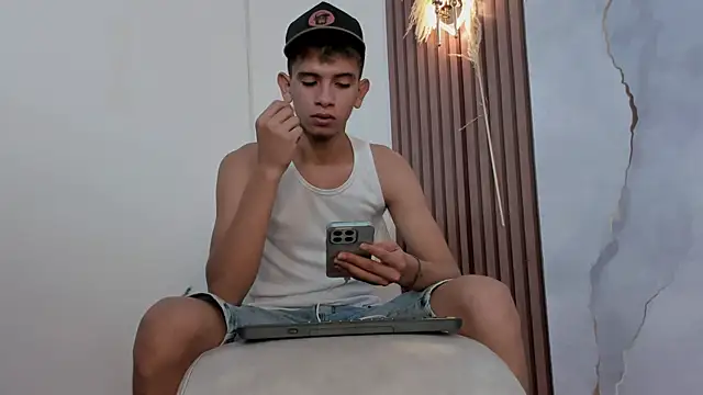 Ethanhot_os লাইভ XXX চ্যাট