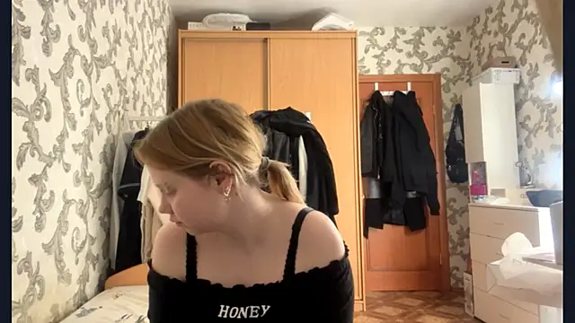 KrystenHoye Show Webcam