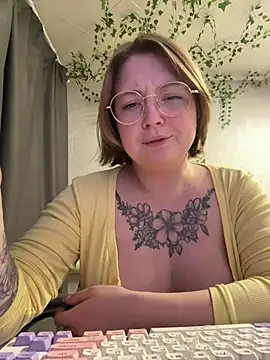 EmmySuiyugh élő XXX-chatje