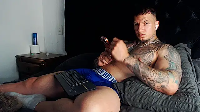 Shane_Clay: διαδικτυακό σόου στην κάμερα