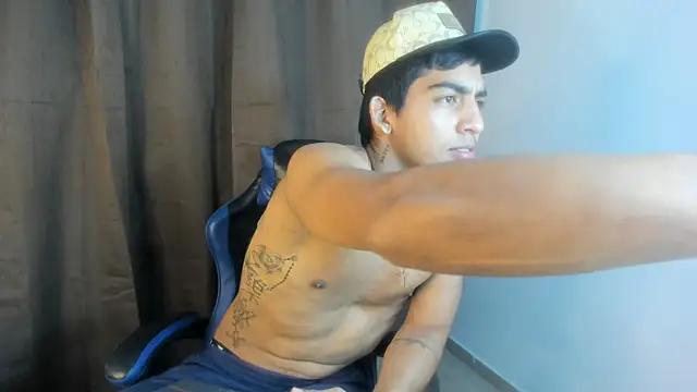 Milo_LatinBoy Show in webcam