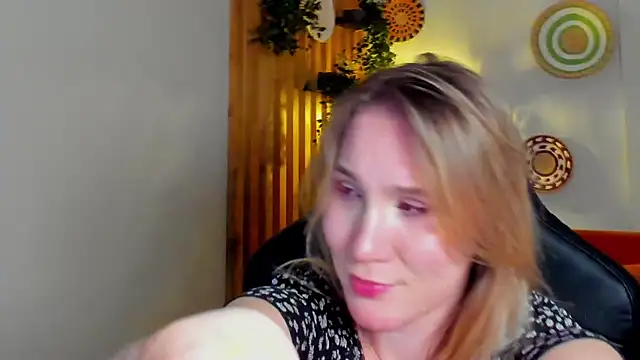 ElaraVoltageのライブXXXチャット