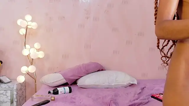 XXX chat uživo modela littleebonymommy