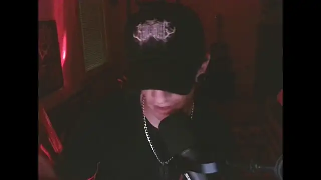 LEVIATHANX666: διαδικτυακό σόου στην κάμερα