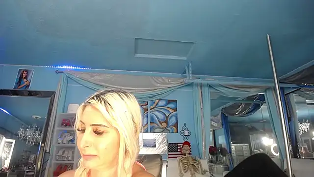 ADRIANNA_FOX: онлайн-секс-чат