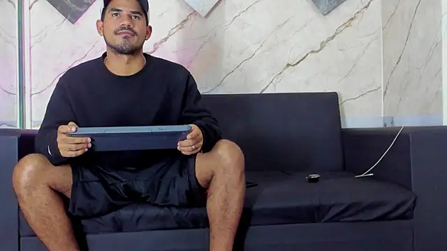 Latins_on_fire Pertunjukan Webcam