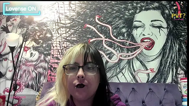 Show modela LunaCosmos na web-kameri