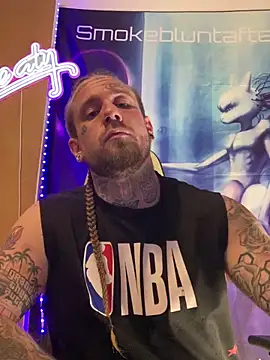 Smokebluntafterblunt: διαδικτυακό σόου στην κάμερα