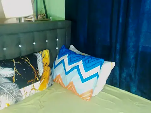 Show modela GoldenCumTYRA na web-kameri