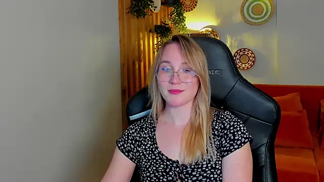 ElaraVoltage live XXX chat