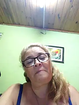 momismilf544's Webcam Show