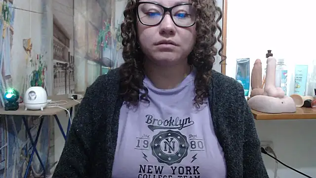 curly_greeneyed's Live XXX Chat