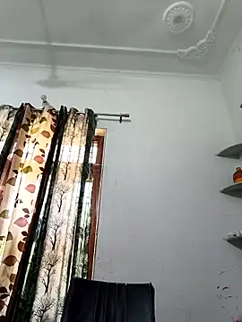 Itz_ishu: διαδικτυακό σόου στην κάμερα