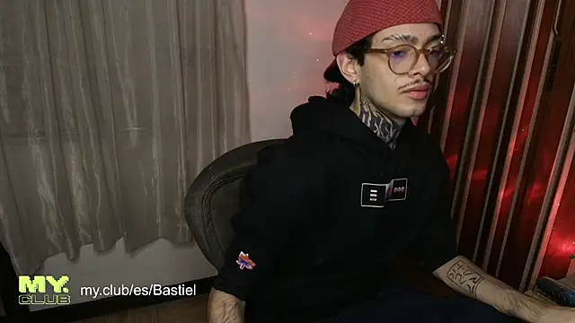 Bastiel_: διαδικτυακό σόου στην κάμερα