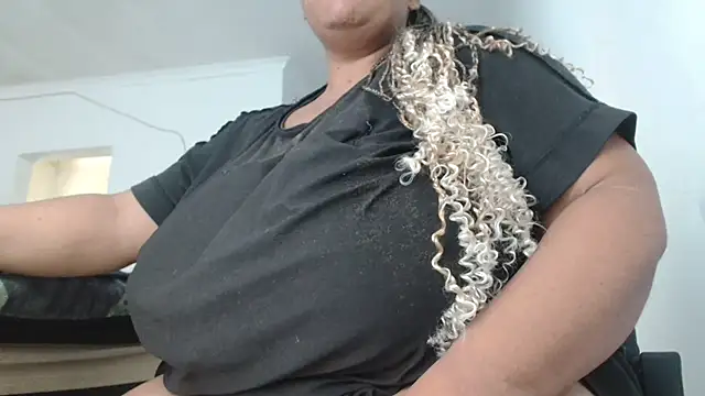 Hugetittiesxx2's Live XXX Chat