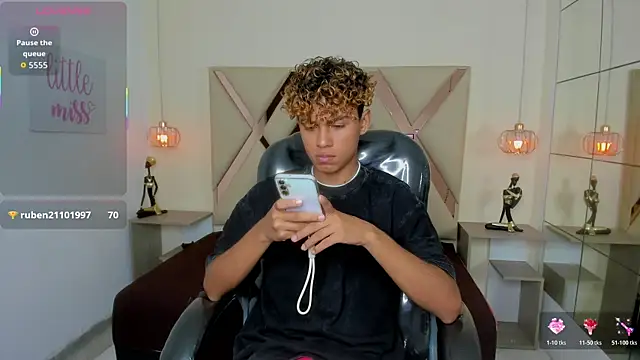 Anyelo_Twink Chat XXX in diretta