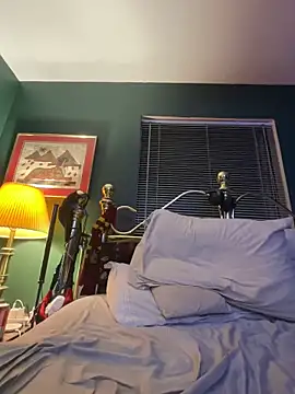 sukisnpaii: διαδικτυακό σόου στην κάμερα