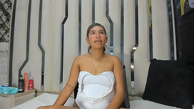 MilaDivineのライブXXXチャット