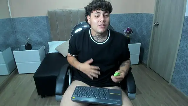 Show modela DAMON_SALVATTORE na web-kameri