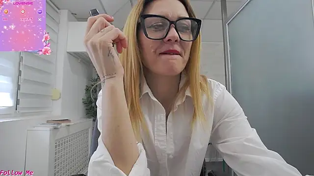 EllaMilf_ live XXX chat