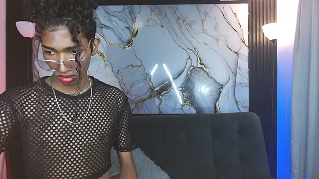 XXX chat uživo modela triiangel_latinboy