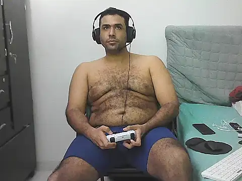 AlphaLatinoBear: διαδικτυακό σόου στην κάμερα