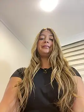 Pertunjukan Kamera Web Zara_Ross