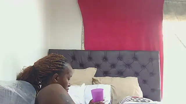 sluttylaura21 Adlı Modelin Canlı XXX Sohbeti