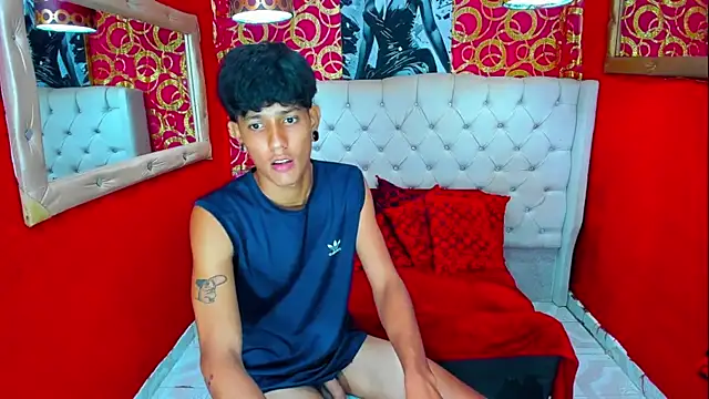 Show modela straightyoungpein na web-kameri